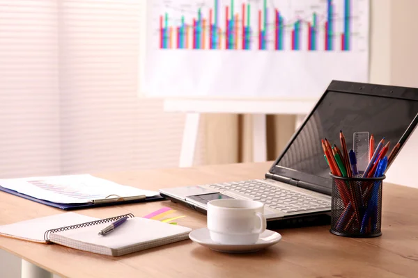 Office tabel met lege Kladblok en laptop — Stockfoto