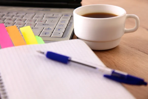 Office tabel met lege Kladblok en laptop — Stockfoto