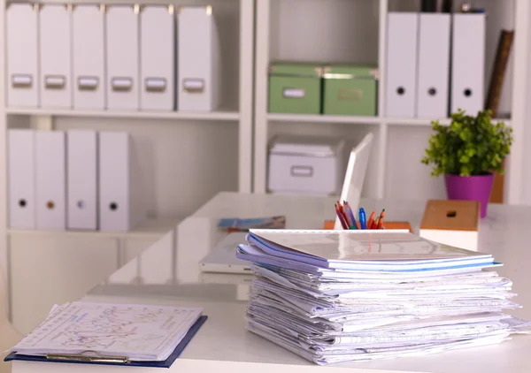 Ofis Masası ve belgeleri bir bohça — Stok fotoğraf