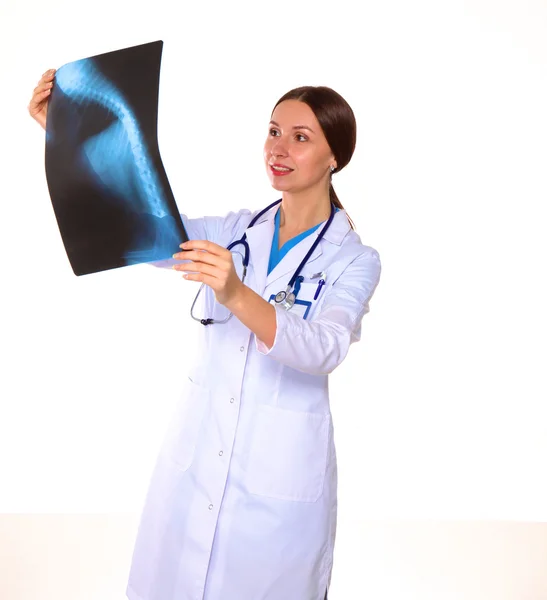 Νεαρή γυναίκα γιατρός εξετάζει τις ακτινογραφίες. Απομόνωση — Φωτογραφία Αρχείου