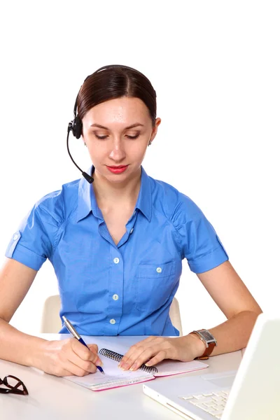 La joven doctora examina las radiografías. Aislar — Foto de Stock