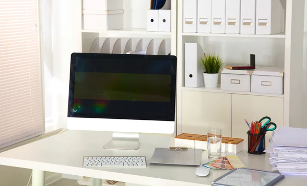 Escritório local de trabalho com laptop e telefone inteligente na mesa de madeira — Fotografia de Stock