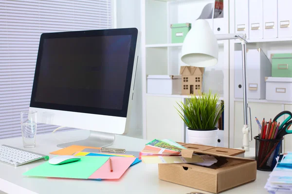 Oficina de trabajo con portátil y teléfono inteligente en la mesa de madera —  Fotos de Stock