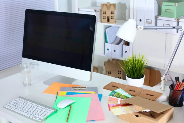 Oficina de trabajo con portátil y teléfono inteligente en la mesa de madera — Foto de Stock