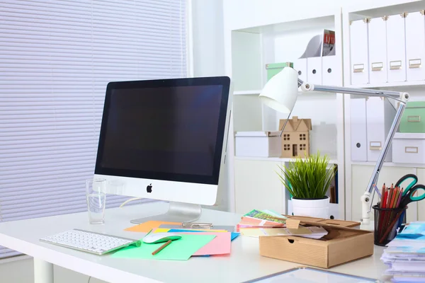 Büroarbeitsplatz mit Laptop und Smartphone auf Holztisch — Stockfoto