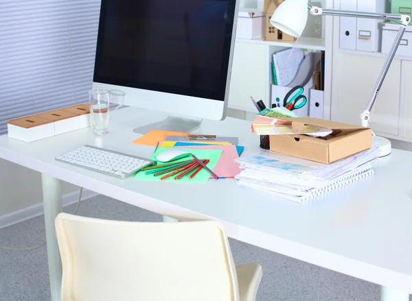 Oficina de trabajo con portátil y teléfono inteligente en la mesa de madera —  Fotos de Stock