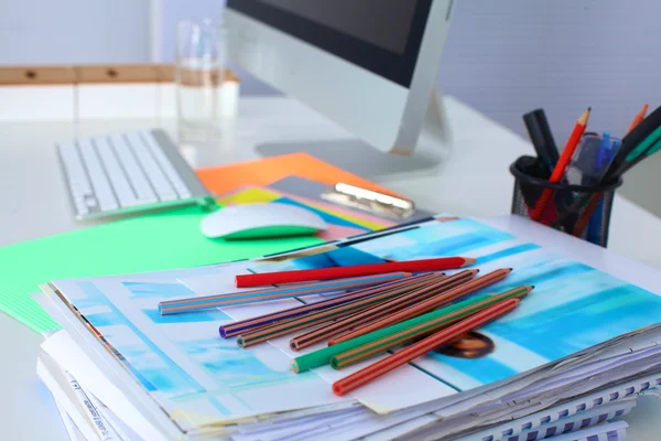 Posto di lavoro ufficio con laptop e smartphone su tavolo in legno — Foto Stock