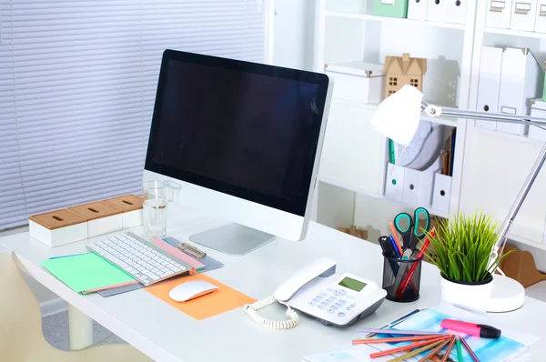 Kontorsarbetsplats med laptop och smart telefon på träbord — Stockfoto