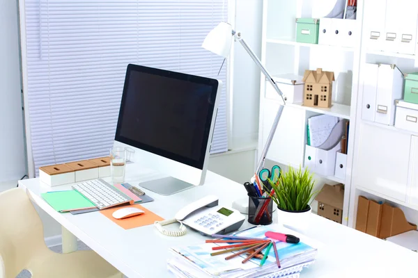 Kontorsarbetsplats med laptop och smart telefon på träbord — Stockfoto