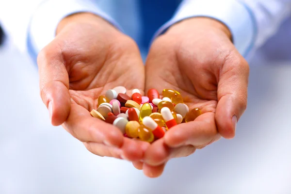 Fiatal orvos gazdaság tabletták a kinyújtott kéz csomagolás — Stock Fotó