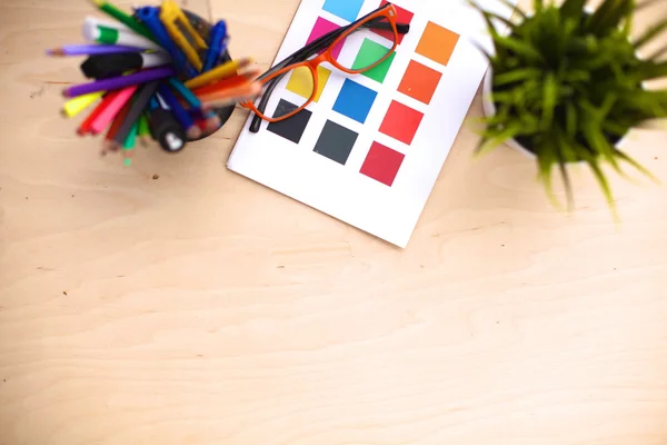 Table design avec palette et crayons — Photo