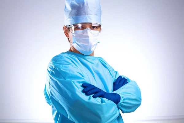 Joven cirujano de pie con los brazos cruzados — Foto de Stock