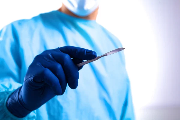 Jeune chirurgien tenant un scalpel. Prêt à l'emploi — Photo