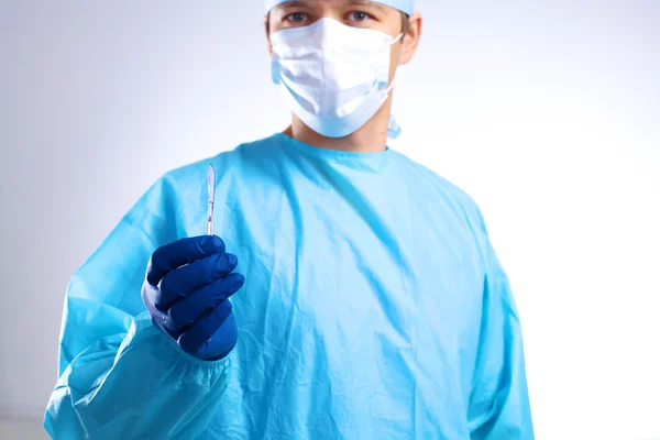 Młody chirurg trzyma skalpela. Gotowy do pracy — Zdjęcie stockowe