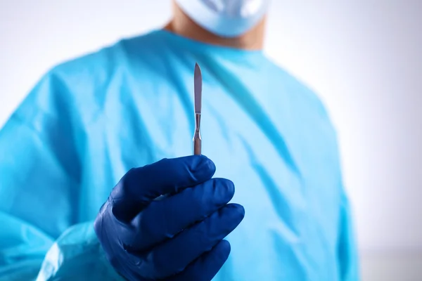Jonge chirurg houden een scalpel. Klaar voor gebruik — Stockfoto