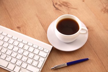 Ofis Masaları boş not defteri ve dizüstü bilgisayar ile