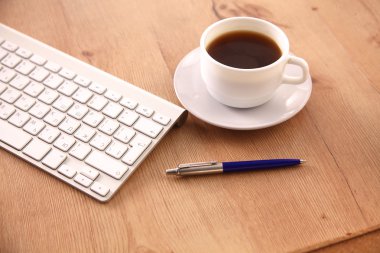 Ofis Masaları boş not defteri ve dizüstü bilgisayar ile