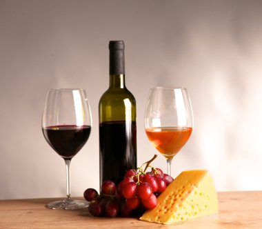 masaya bir şişe şarap ve bir bardak