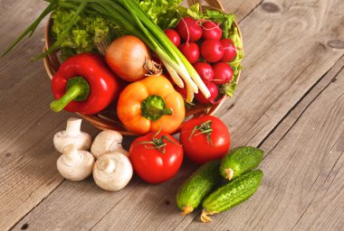 Temiz ahşap bir masa üzerinde taze sebze