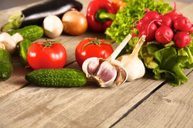 Temiz ahşap bir masa üzerinde taze sebze