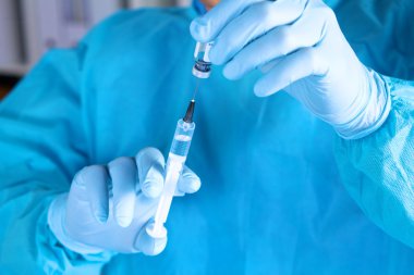 Doktor, elinde şırınga yakın çekim