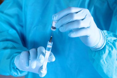 Doktor, elinde şırınga yakın çekim