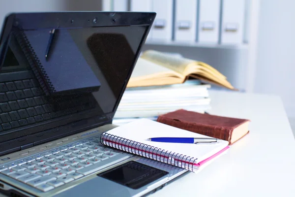 Office tabel met lege Kladblok en laptop — Stockfoto