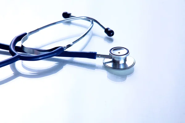 Menutup stetoskop medis pada latar belakang putih — Stok Foto
