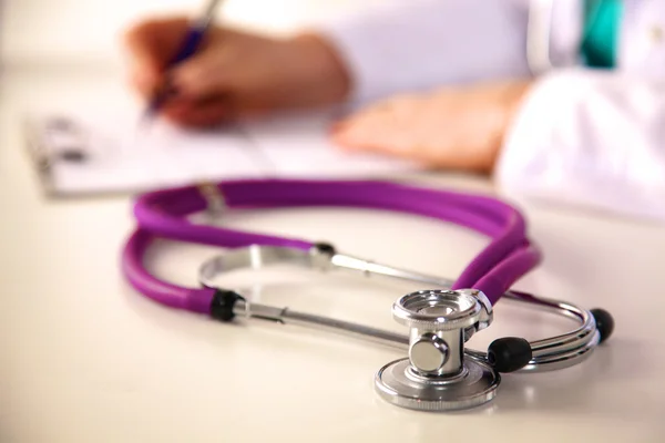 Retrato de médico feliz mujer en el consultorio — Foto de Stock