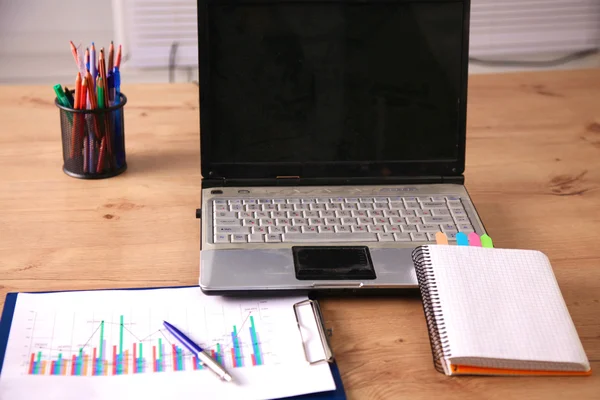 Office tabel met lege Kladblok en laptop — Stockfoto