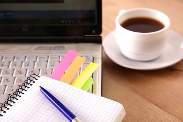 Office tabel met lege Kladblok en laptop — Stockfoto