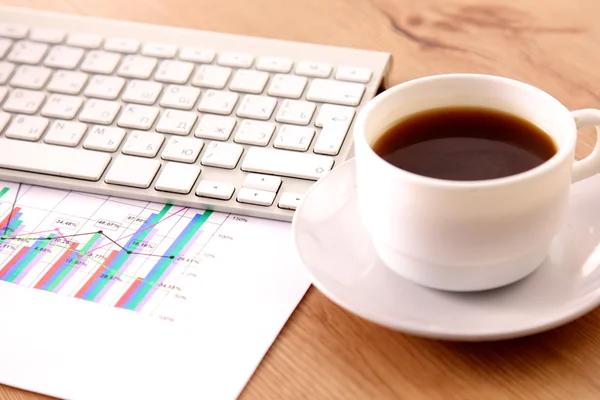 Mesa de escritório com bloco de notas em branco e laptop — Fotografia de Stock