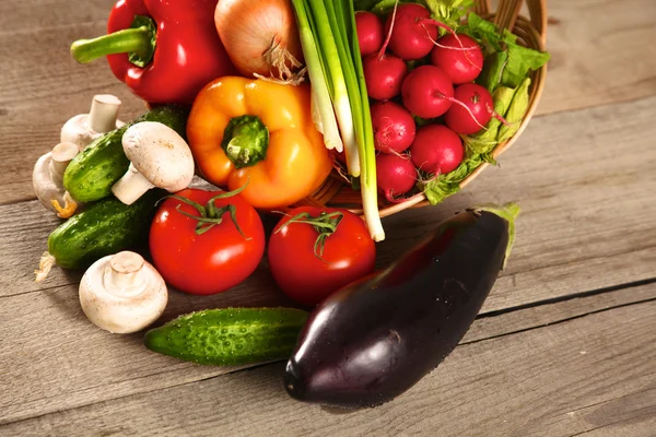 Légumes frais sur une table en bois propre — Photo