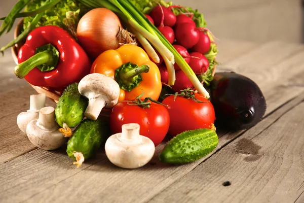 Свежие овощи на чистом деревянном столе — стоковое фото
