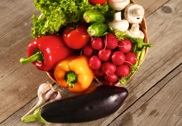 Verse groenten op een schone houten tafel — Stockfoto