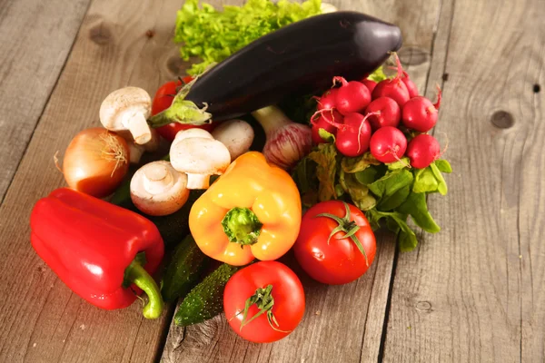 Verduras frescas en una mesa de madera limpia — Foto de Stock