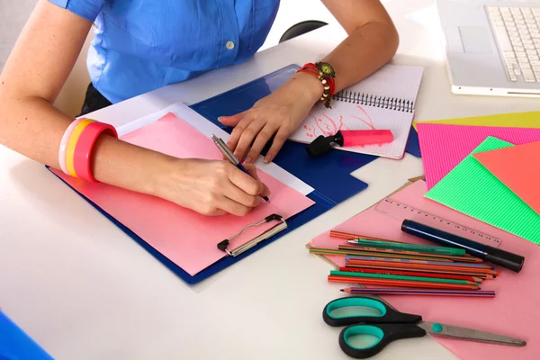 Giovane graphic designer che lavora su laptop utilizzando tablet a casa — Foto Stock