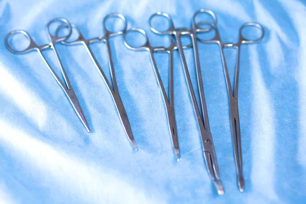 Chirurgische instrumenten, neergelegd op een operatietafel — Stockfoto