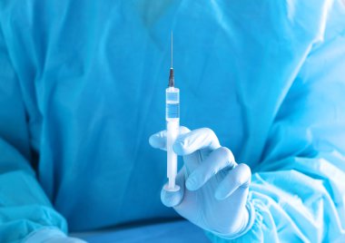 Doktor, elinde şırınga yakın çekim