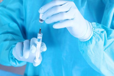 Doktor, elinde şırınga yakın çekim