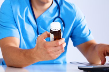 Doktor reçete ilaç bilgisayarda yazıyor.