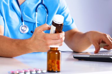 Doktor reçete ilaç bilgisayarda yazıyor.