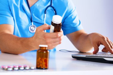 Doktor reçete ilaç bilgisayarda yazıyor.