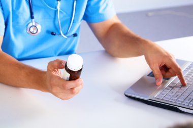 Doktor reçete ilaç bilgisayarda yazıyor.