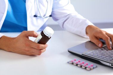 Doktor reçete ilaç bilgisayarda yazıyor.