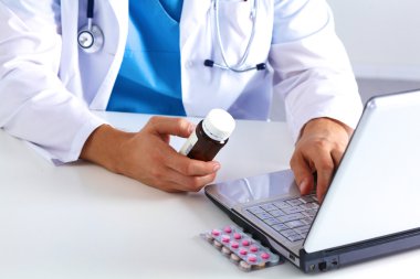 Doktor reçete ilaç bilgisayarda yazıyor.