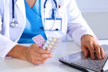 Doktor reçete ilaç bilgisayarda yazıyor.