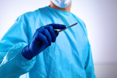 Genç cerrah neşter tutan. İşlem için hazır