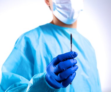 Genç cerrah neşter tutan. İşlem için hazır