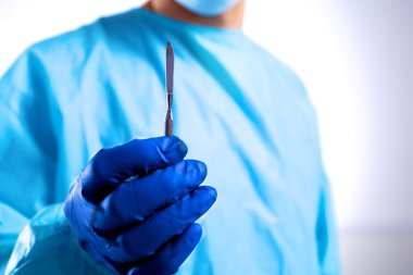 Genç cerrah neşter tutan. İşlem için hazır